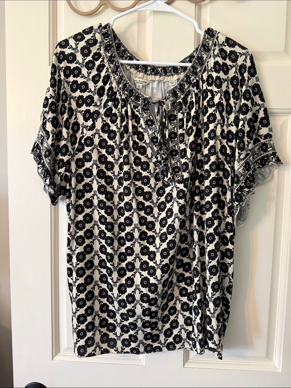 Max Studio Black and White Floral Peasant Blouse